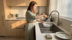 채반 거품 헹굼, 스푼 하나로 18초 컷하는 설거지 꿀팁